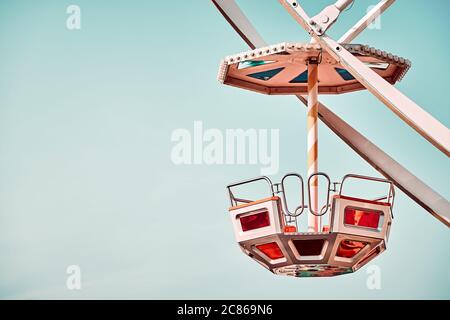 Primo piano immagine di una ruota panoramica con cielo senza nuvole sullo sfondo, tonalità colore applicata, spazio per il testo. Foto Stock