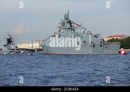 Fregata russa, l'ammiraglio Kasatonov e corvette Boikiy sul fiume Neva a San Pietroburgo, Russia Foto Stock