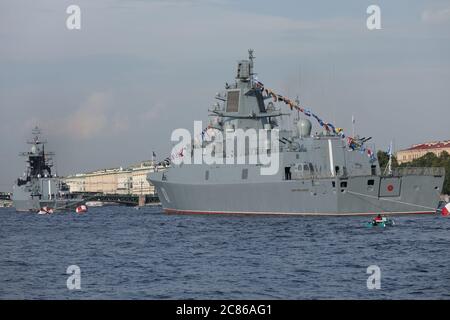 Fregata russa, l'ammiraglio Kasatonov e corvette Boikiy sul fiume Neva a San Pietroburgo, Russia Foto Stock