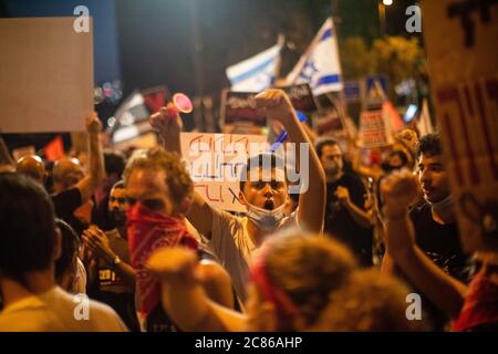 Gerusalemme, Israele. 21 luglio 2020. La gente tiene cartelli e gridano slogan durante una protesta fuori del parlamento israeliano (Knesset) contro il primo ministro Benjamin Netanyahu e il suo governo. Credit: Ilia Yefimovich/dpa/Alamy Live News Foto Stock