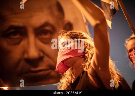 Gerusalemme, Israele. 21 luglio 2020. Una donna partecipa a una protesta fuori dal parlamento israeliano (Knesset) contro il primo ministro Benjamin Netanyahu e il suo governo. Credit: Ilia Yefimovich/dpa/Alamy Live News Foto Stock