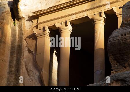 Particolare del tempio scolpito nella roccia di Little Petra, Giordania Foto Stock