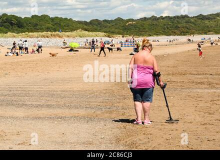 Porthcawl, Galles - Luglio 2020: Rilevamento di metalli su Newton Beach a Porthcawl Foto Stock