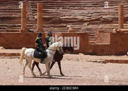 I poliziotti montati pattugliano il sito archeologico di Petra Foto Stock