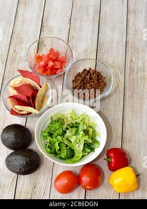 Ingredienti sani pronti per preparare il kit pasto cena di famiglia gourmet insalata taco con verdure fresche raccolte Foto Stock