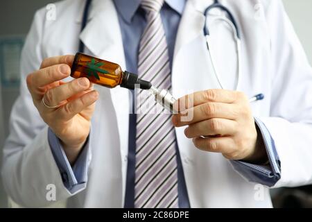 Riempie la sigaretta elettronica con olio cannabinoide Foto Stock