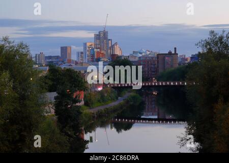 Skyline di Leeds con gli edifici di alloggi per studenti Arena Village Campus che dominano lo skyline. Foto Stock