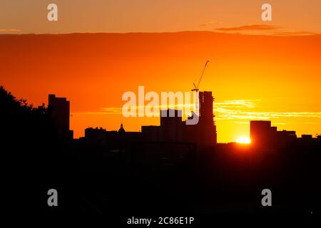 All'alba, l'edificio più alto dello Yorkshire, "Altus House", nel centro di Leeds. Foto Stock