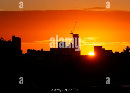 All'alba, l'edificio più alto dello Yorkshire, "Altus House", nel centro di Leeds. Foto Stock