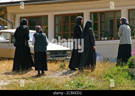 Monache in un monastero ortodosso orientale in Romania Foto Stock