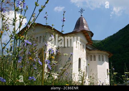 Vista della nuova chiesa del Monastero Sub Piatra nella contea di Alba, Romania. Foto Stock