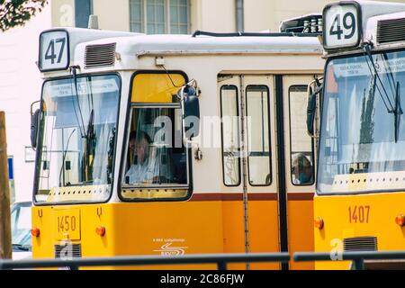Budapest Ungheria 20 luglio 2020 Vista di un vecchio tram elettrico ungherese per i passeggeri che attraversano le strade e parte del sistema di trasporto pubblico Foto Stock