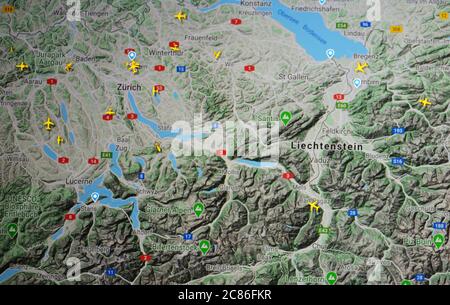 Traffico aereo su Zurigo aera (21 luglio 2020, UTC 16.38) su Internet con il sito Flightradar 24, durante il Coronavirus Pandemic Foto Stock