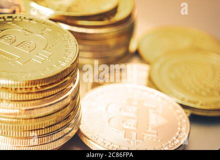 Pila di monete d'oro Bitcoin primo piano. Tema finanziario criptovaluta. Foto Stock