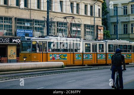 Budapest Ungheria 20 luglio 2020 Vista di un vecchio tram elettrico ungherese per i passeggeri che attraversano le strade e parte del sistema di trasporto pubblico Foto Stock