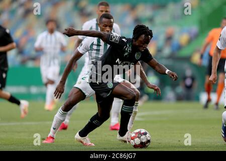 Lisbona, Portogallo. 21 luglio 2020. Joelson of Sporting CP (R) vies con Jose Semedo del Vitoria Setubal FC durante la partita di calcio della Portuguese League tra Sporting CP e Vitoria Setubal FC allo stadio Jose Alvalade di Lisbona, Portogallo, il 21 luglio 2020. Credit: Pedro Feuza/ZUMA Wire/Alamy Live News Foto Stock