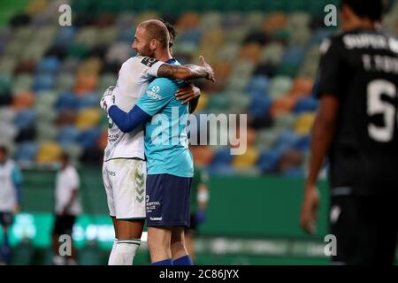 Lisbona, Portogallo. 21 luglio 2020. Il portiere di Vitoria Setubal, Giorgi Makaridze (C) e Jubal Junior, festeggiano alla fine della partita di calcio della Portuguese League tra lo Sporting CP e il Vitoria Setubal FC allo stadio Jose Alvalade di Lisbona, Portogallo, il 21 luglio 2020. Credit: Pedro Feuza/ZUMA Wire/Alamy Live News Foto Stock
