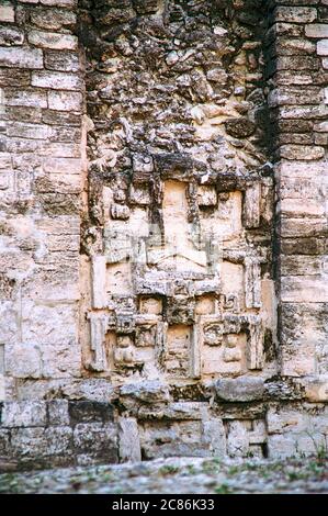 Particolare delle sculture in pietra sulla struttura I. Xpujil rovine Maya. Campeche, Messico. Immagine di film vintage - circa 1990 Foto Stock