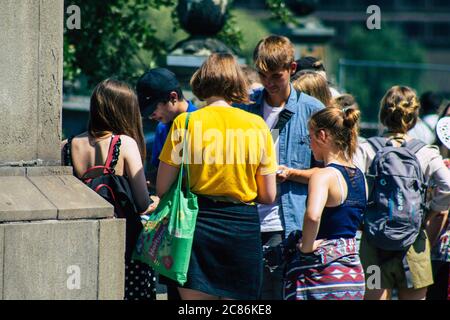 Budapest Ungheria 20 luglio 2020 Vista di pedoni non identificati che camminano nelle vecchie strade di Budapest, la capitale dell'Ungheria Foto Stock