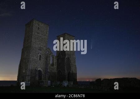 Cometa NEOWISE visto da Reculver Towers, Kent, UK, il 19 luglio 2020. Foto Stock