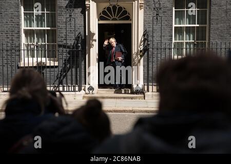 Londra, Gran Bretagna. 21 luglio 2020. Il primo ministro britannico Boris Johnson si fa ondare quando torna a 10 Downing Street a Londra, Gran Bretagna, il 21 luglio 2020. Il primo ministro britannico Boris Johnson ha sollevato martedì il caso della morte di un adolescente britannico ucciso in un incidente con una macchina guidata dalla moglie di un diplomatico statunitense durante un incontro con il Segretario di Stato americano Mike Pompeo in visita. Credit: Tim Ireland/Xinhua/Alamy Live News Foto Stock