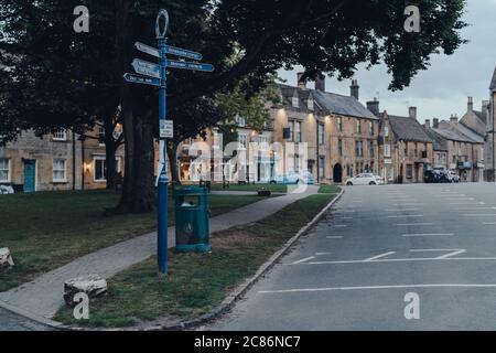 Stow-on-the-Wold, UK - 6 luglio 2020: Cartello con indicazioni stradali su una strada a Stow-on-the-Wold, una città mercato di Cotswolds costruita sulle fosse romane Foto Stock