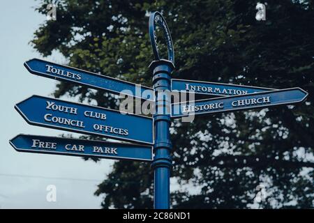 Stow-on-the-Wold, UK - 6 luglio 2020: Vista ad angolo basso dei cartelli direzionali sul palo a Stow-on-the-Wold, una città di mercato in Cotswolds costruire su fosse Romane Foto Stock