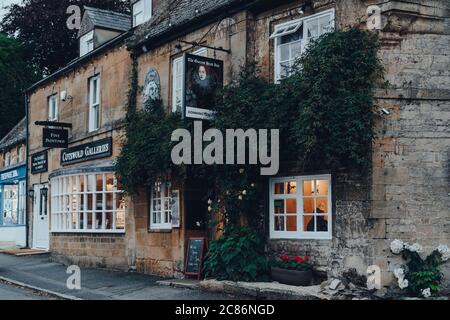 Stow-on-the-Wold, Regno Unito - 6 luglio 2020: L'esterno del Queens Head Inn e pub a Stow-on-the-Wold, una città mercato in Cotswolds costruire su Roman fosse Way, Foto Stock