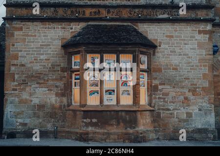 Stow-on-the-Wold, UK - 6 luglio 2020: Grazie NHS e insegne arcobaleno visualizzati nella finestra di fronte di una stazione di polizia a Stow-on-the-Wold, una città mercato Foto Stock
