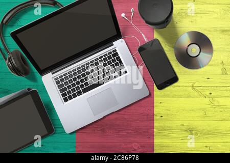 Bandiera Camerun su sfondo nazionale tavolo di legno. Concetto di dispositivi portatili. CD, cuffie, tablet, notebook. Tema multimediale digitale. Foto Stock