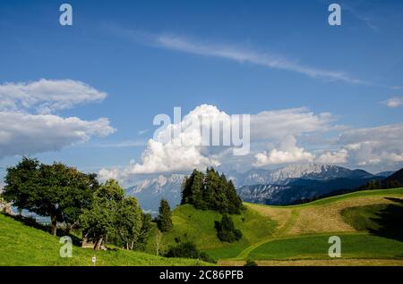 Splendida vista dal Gasthaus Bichler See alla catena montuosa Kaiser, uno dei paesaggi più belli delle Alpi calcaree settentrionali Foto Stock
