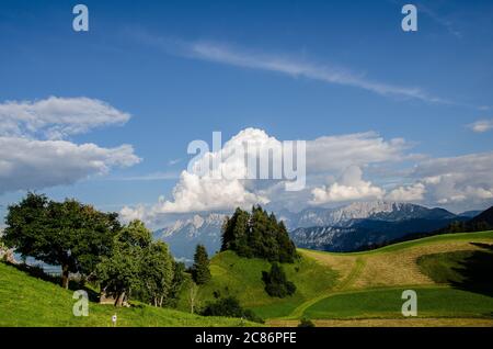 Splendida vista dal Gasthaus Bichler See alla catena montuosa Kaiser, uno dei paesaggi più belli delle Alpi calcaree settentrionali Foto Stock