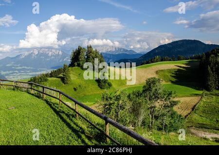 Splendida vista dal Gasthaus Bichler See alla catena montuosa Kaiser, uno dei paesaggi più belli delle Alpi calcaree settentrionali Foto Stock