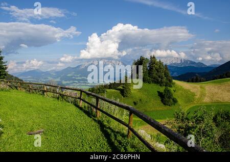 Splendida vista dal Gasthaus Bichler See alla catena montuosa Kaiser, uno dei paesaggi più belli delle Alpi calcaree settentrionali Foto Stock
