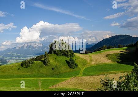 Splendida vista dal Gasthaus Bichler See alla catena montuosa Kaiser, uno dei paesaggi più belli delle Alpi calcaree settentrionali Foto Stock