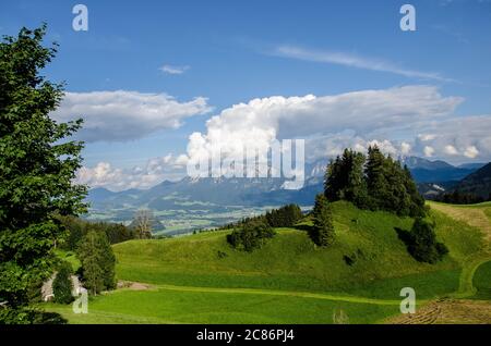 Splendida vista dal Gasthaus Bichler See alla catena montuosa Kaiser, uno dei paesaggi più belli delle Alpi calcaree settentrionali Foto Stock