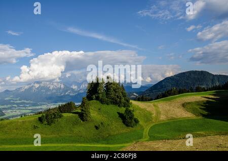 Splendida vista dal Gasthaus Bichler See alla catena montuosa Kaiser, uno dei paesaggi più belli delle Alpi calcaree settentrionali Foto Stock