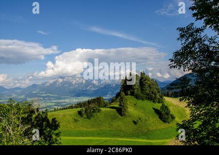 Splendida vista dal Gasthaus Bichler See alla catena montuosa Kaiser, uno dei paesaggi più belli delle Alpi calcaree settentrionali Foto Stock
