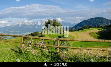 Splendida vista dal Gasthaus Bichler See alla catena montuosa Kaiser, uno dei paesaggi più belli delle Alpi calcaree settentrionali Foto Stock