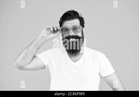 Vacanze estive. Concetto di protezione ai raggi ultravioletti. Modello di occhiali da uomo. Bel ragazzo indossare occhiali da sole. Hippster bearded uomo in occhiali da sole alla moda. Visione perfetta. Salute degli occhi. Occhiali da sole alla moda. Foto Stock