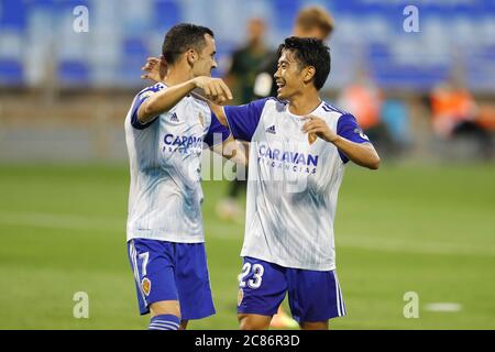 Saragozza, Spagna. 20 luglio 2020. (L-R) Miguel Linares, Shinji Kagawa (Saragozza) Calcio : Linares e Kagawa festeggiano dopo l'obiettivo di Linares durante la partita spagnola 'la Liga SmartBank' tra Real Zaragoza 2-1 SD Ponferadina all'Estadio de la Romareda a Saragozza, Spagna . Credit: Mutsu Kawamori/AFLO/Alamy Live News Foto Stock