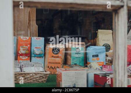 Stow-on-the-Wold, UK - 6 luglio 2020: Visualizza attraverso la finestra di prodotti in vetrina di Organic Shop a Stow-on-the-Wold, una città di mercato a Cotswolds Foto Stock