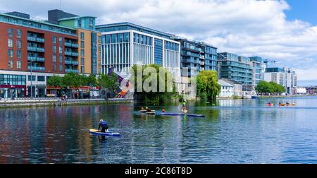 Molo del Canal Grande. Attività ricreative a Grand Canal Docks a Dublino, irlanda, con kayak e paddle boarding in questa posizione centrale della città. Foto Stock