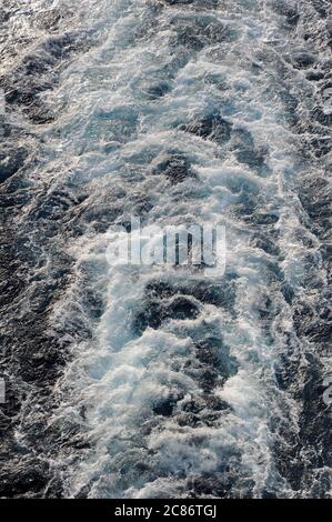 Il Mar Mediterraneo visto dalla poppa della 'Isola fuga'. Foto Stock