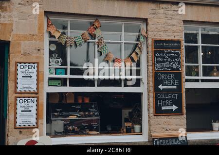 Stow-on-the-Wold, Regno Unito - 6 luglio 2020: Caffetteria convertita in una finestra da asporto a Stow-on-the-Wold, Cotswolds, fuoco selettivo. Foto Stock