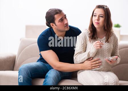 Uomo e donna incinta nel concetto di antifumo Foto Stock