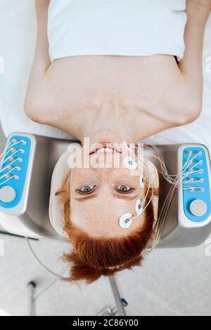 Hardware cosmetologia. La cura del viso e del corpo. Trattamento termale. Donna getting elettrico di stimolazione musculs, giacente con elettrodi sulla faccia in un salone di bellezza. Foto Stock