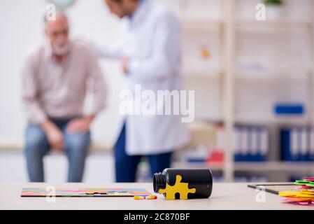 Medico e paziente che soffre della malattia di Alzheimer Foto Stock
