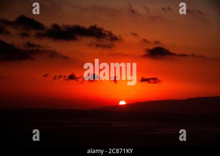 Il sole tramonta sull'oceano Atlantico dall'isola di tenerife Foto Stock