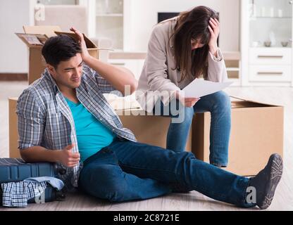 La giovane coppia di ricezione avviso di preclusione lettera Foto Stock